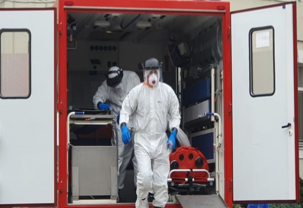 Un bătrân din Salcea, diagnosticat cu coronavirus, s-a ales cu dosar penal după ce, în loc să aștepte să fie transportat acasă cu ambulanța specială, a plecat cu taxiul 