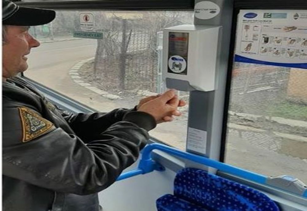 Dozatoare cu dezinfectant, instalate în mijloacele de transport în comun din Suceava FOTO
