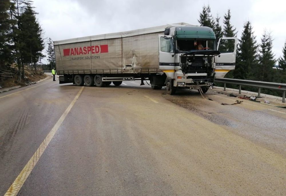 Circulație îngreunată în Pasul Mestecăniș, după ce un tir a derapat FOTO