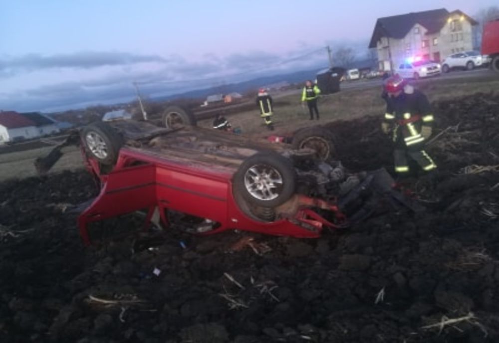 Accident grav la Arbore. Două victime, dintre care una încarcerată, după ce mașina în care se aflau s-a răsturnat FOTO