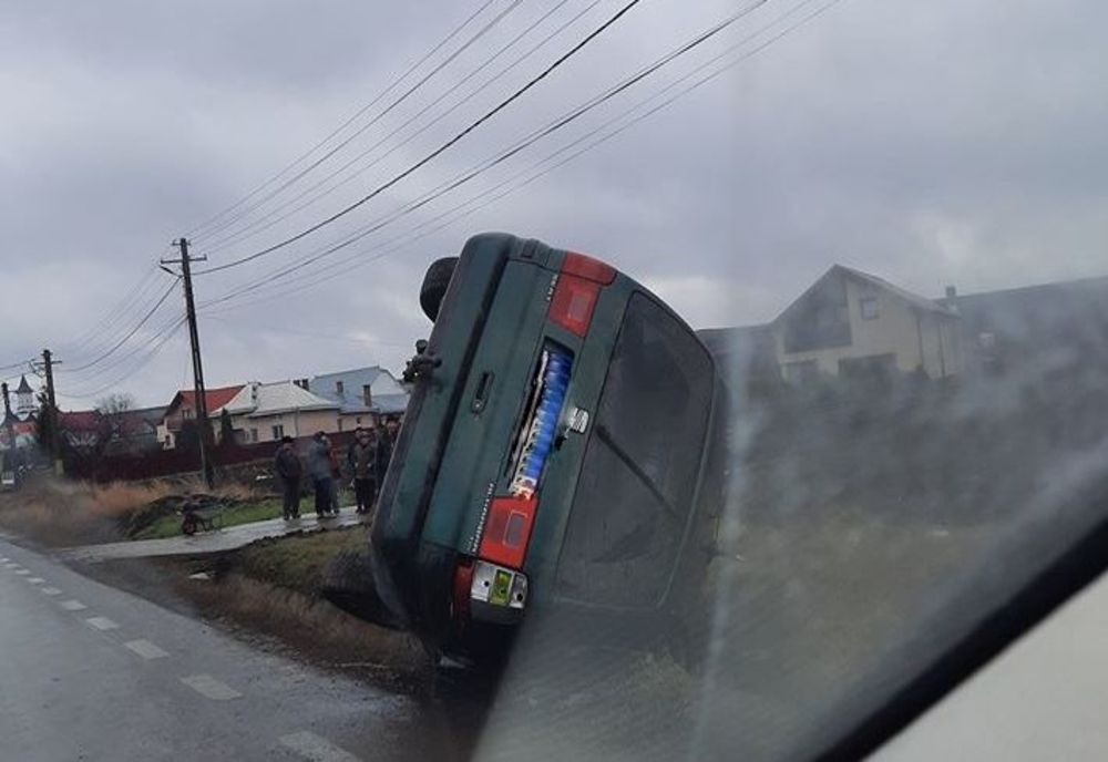 Trei răniți după ce au ajuns cu mașina în șanț, la Cumpărătura FOTO