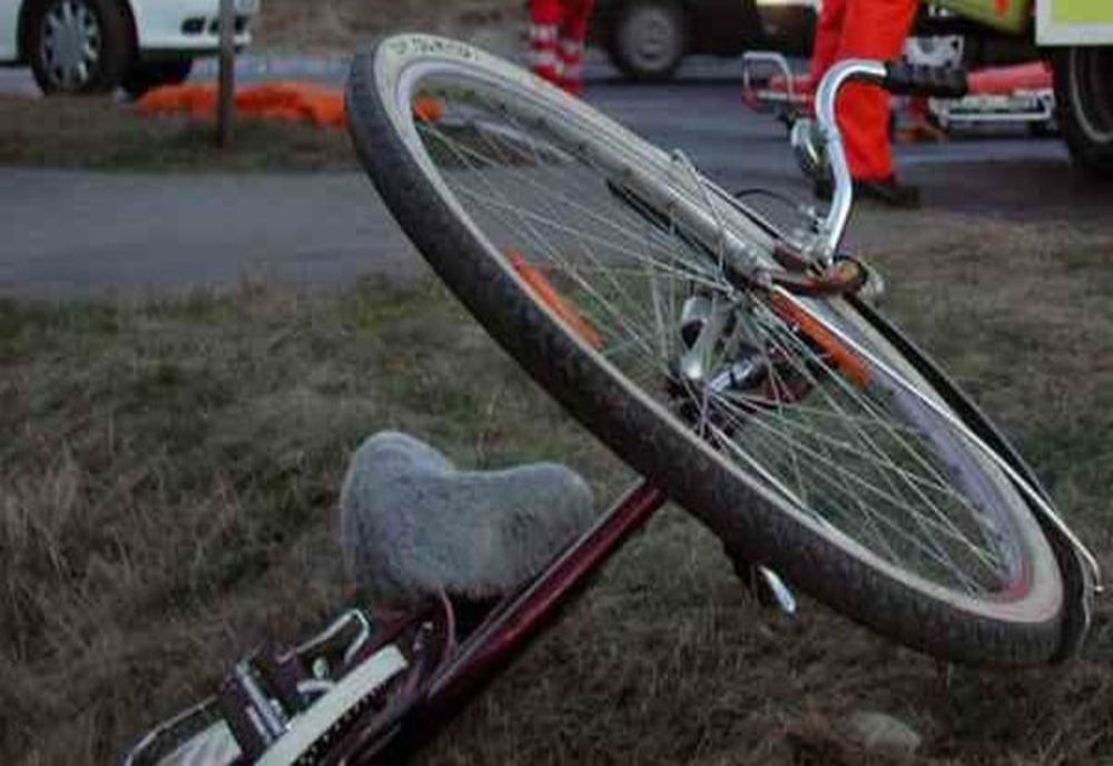 Biciclist accidentat grav după ce nu a acordat prioritate de trecere unei mașini