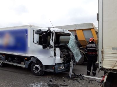 Coliziune între o autoutilitară și un autotren, la Fântâna Mare. O persoană a rămas încarcerată