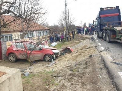 Coliziune între un tir și un autoturism. Un bărbat și-a pierdut viața și alte trei persoane au fost rănite FOTO