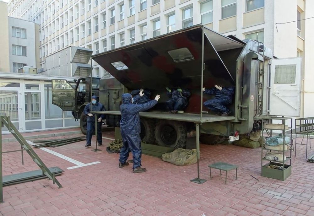 Militarii au instalat în curtea Spitalului Județean Suceava o autospecială pentru decontaminarea personalului medical  FOTO