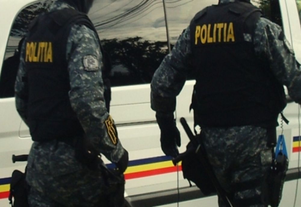 Doi frați aflați în izolare la domiciliu, suspectați că ar fi incendiat autoturismul polițistului de la Vatra Moldoviței