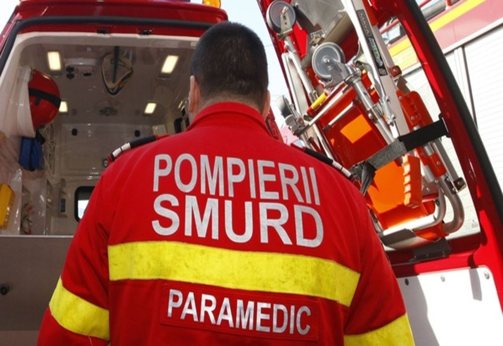 Gura Humorului. O mașină scăpată de sub control a ajuns pe trotuar după care s-a oprit într-un stâlp
