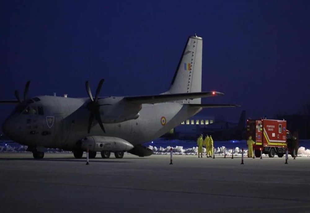 Un pacient în stare gravă, infectat cu coronavirus, transferat cu o aeronavă militară de la Suceava la București
