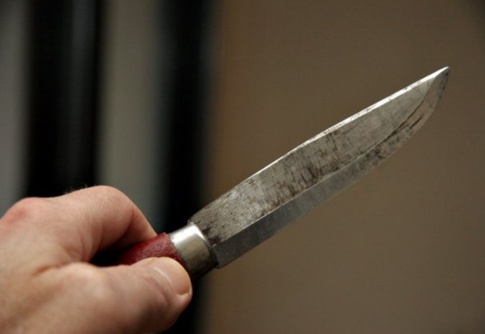 Agresiune în Piața Burdujeni. Un client a fost înjunghiat de un vânzător nervos
