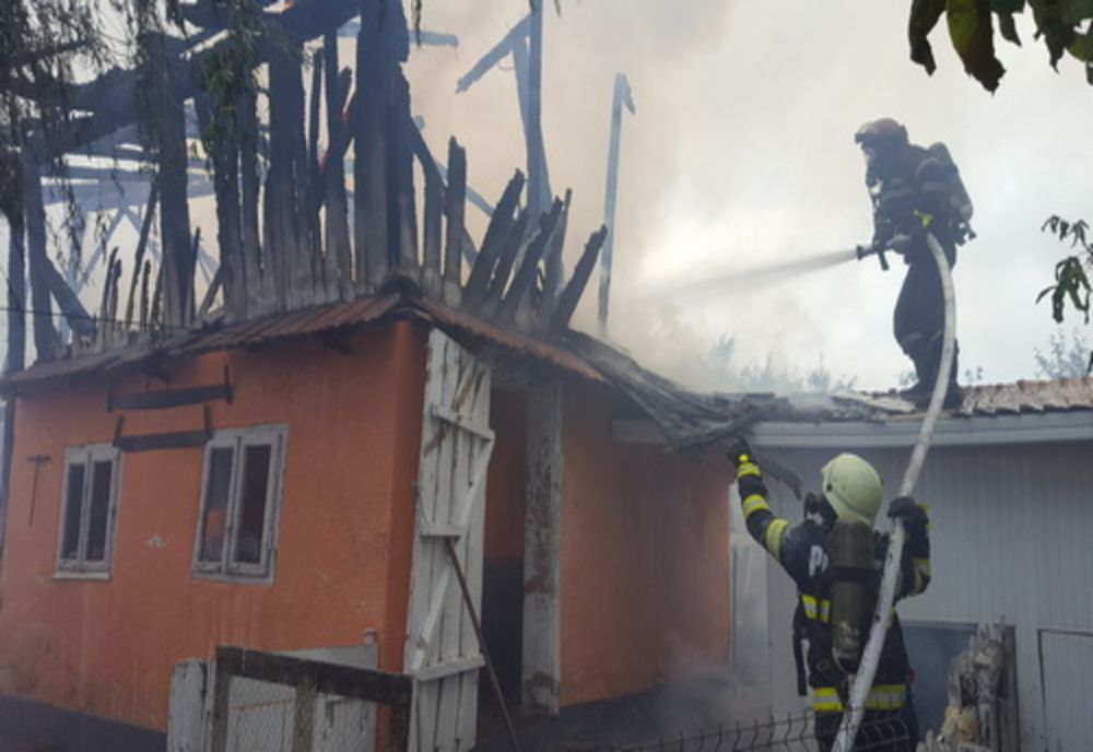 Incendiu puternic la o gospodărie din Plopeni VIDEO