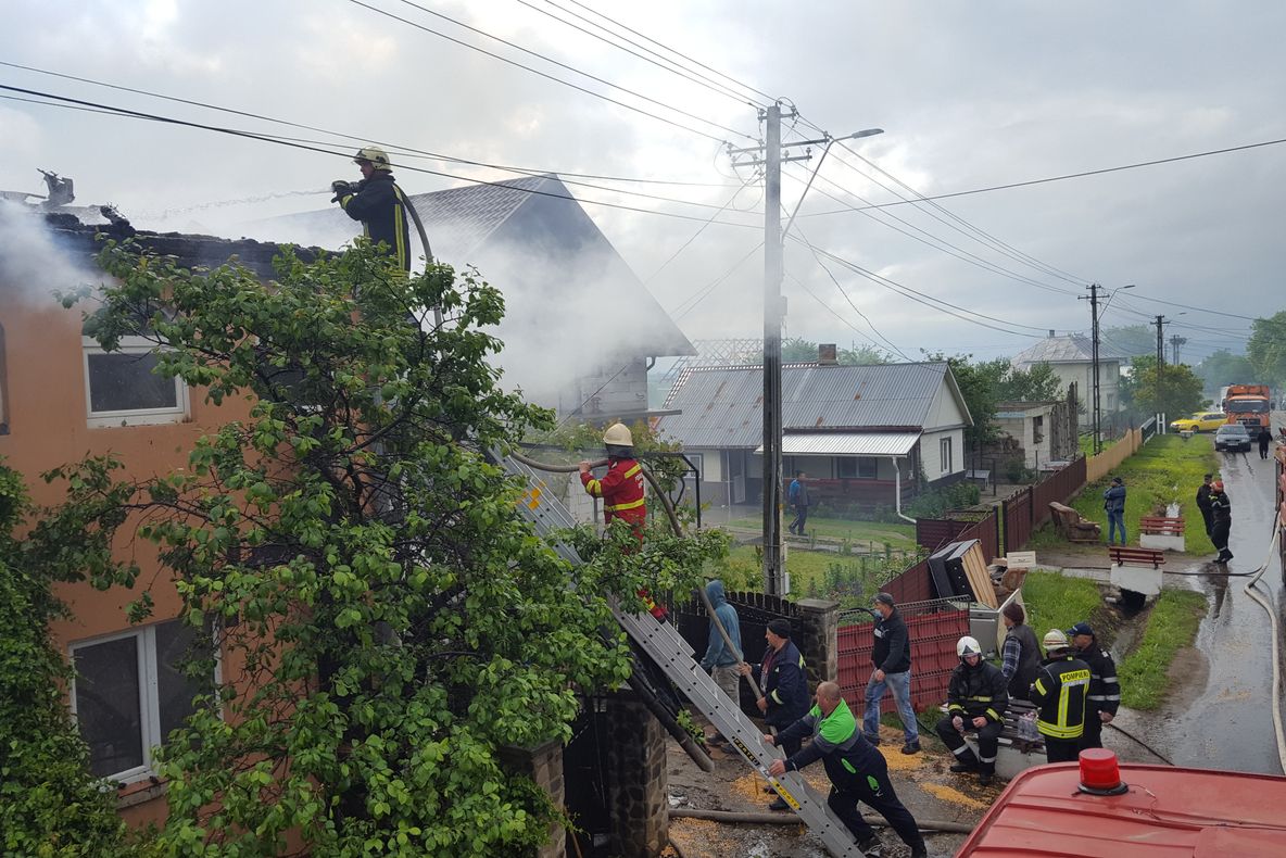 Incendiu violent în Berchișești. Pompierii intervin cu șapte autospeciale