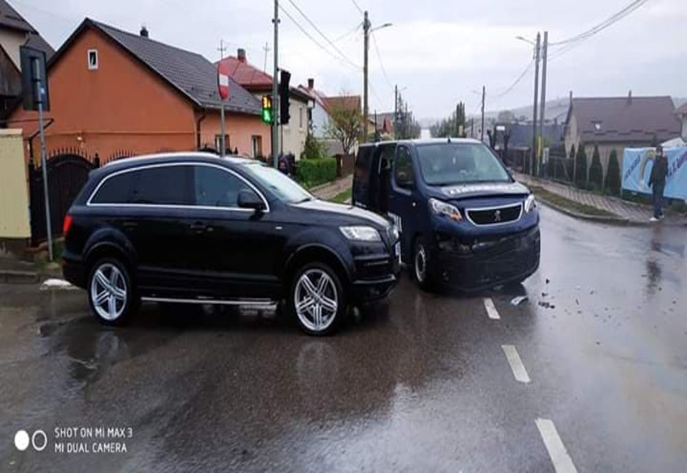 O dubă a Jandarmeriei, implicată într-un accident rutier în municipiul Suceava VIDEO