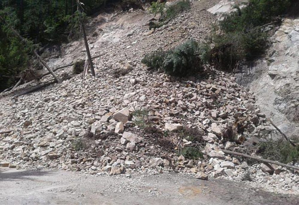 DN 18 este blocat pe un sens de mers la intrare în Cârlibaba, după o alunecare de teren