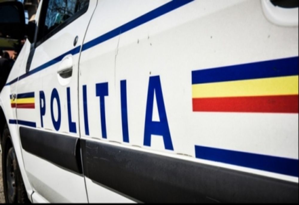 Beat la volan a intrat cu mașina într-un gard. Accidentul a avut loc chiar în fața polițiștilor