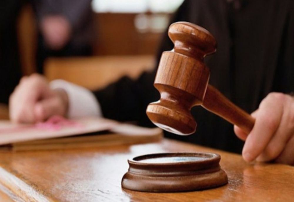 Individul care a înjunghiat mortal un client în Piața Burdujeni a fost trimis în judecată