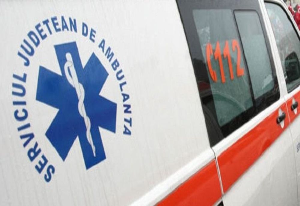 O șoferiță a acroșat o adolescentă, după ce a intrat cu mașina într-un cap de pod