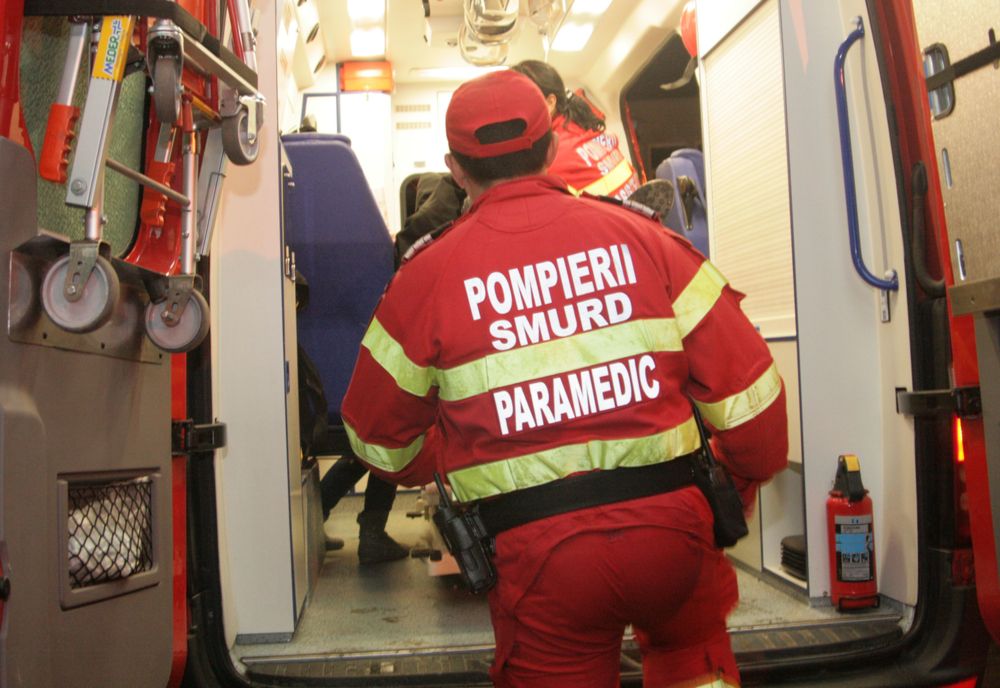 Un tânăr de 19 ani din Mitocu Dragomirnei a ajuns în stare gravă la spital după ce a căzut de pe acoperișul unei case