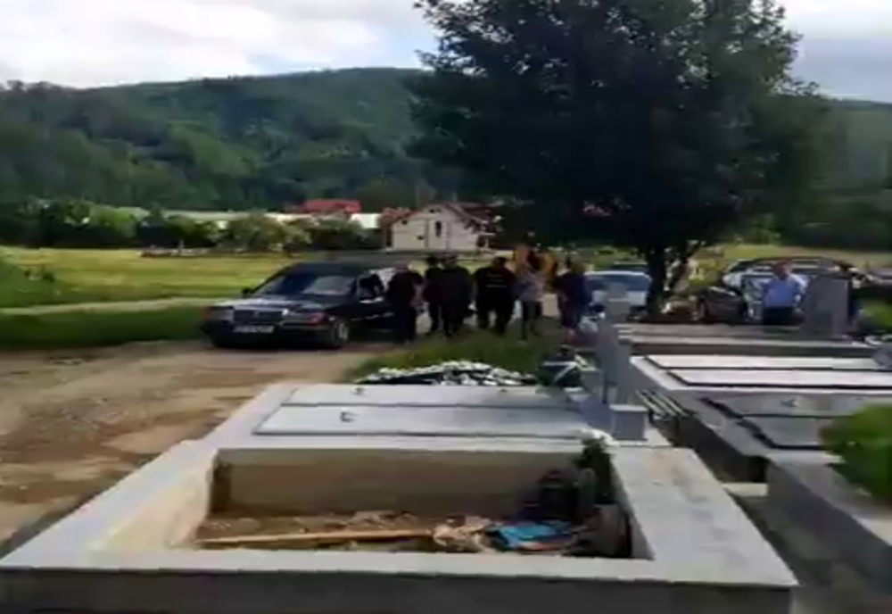 Rudele unui bărbat decedat, infectat cu COVID 19, s-au ales cu dosar penal după ce au desigilat sicriul VIDEO