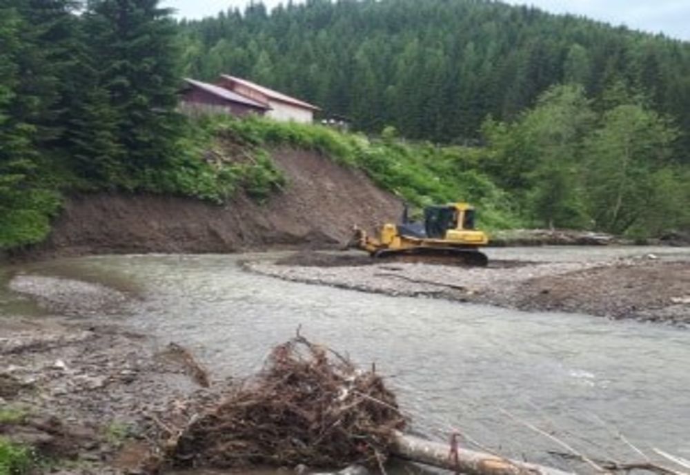 Gospodărie din Izvoarele Sucevei în pericol după ce viiturile au măcinat malul râului Suceava Foto