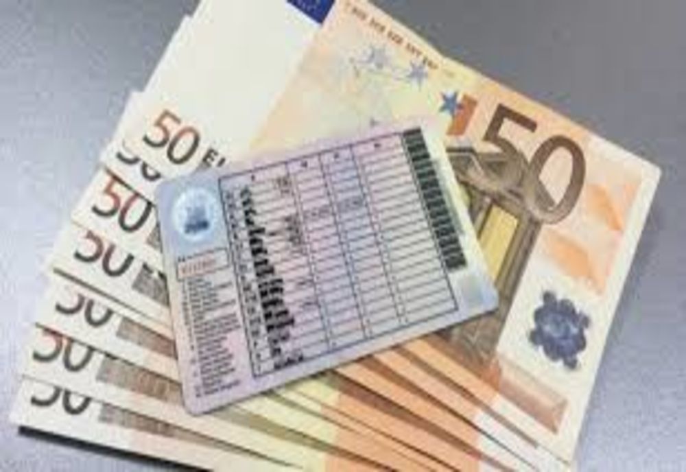 Tupeu maxim! Conducea o mașină sechestrată și avea permis de conducere fals