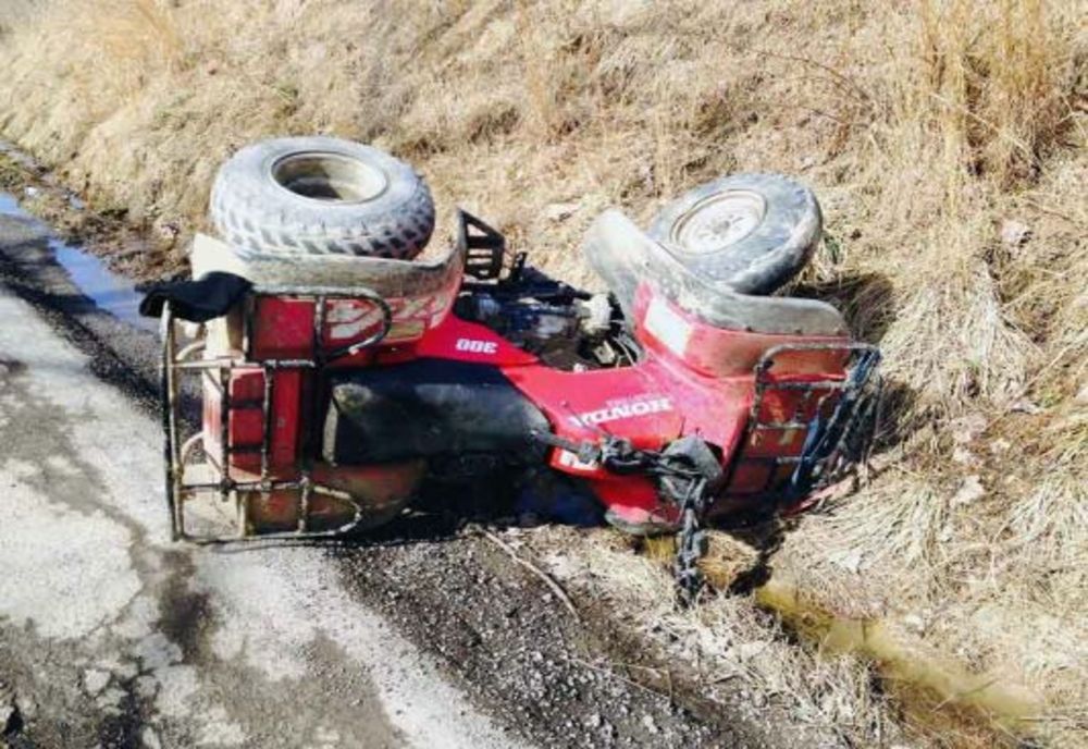S-a răsturnat u ATV-ul în șanț