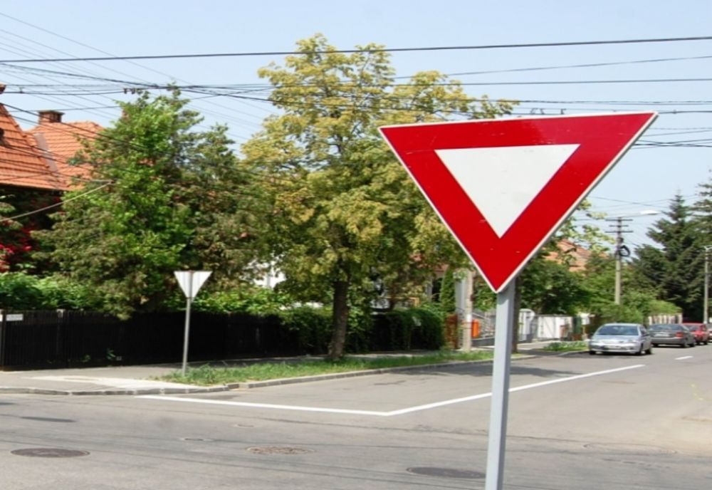 Nu a cedat trecerea și a provocat accident