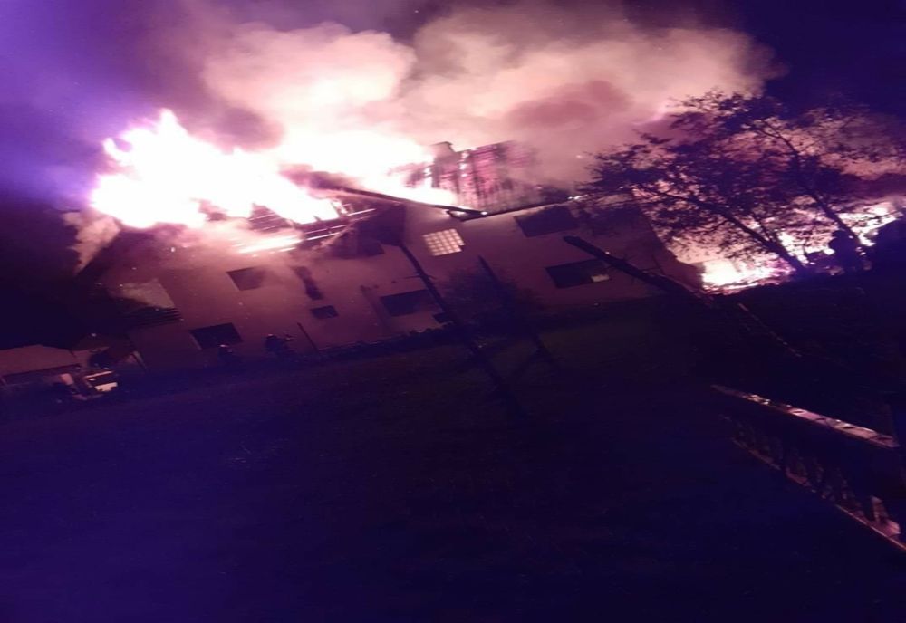 Incendiu violent în județul Suceava! Două persoane au avut nevoie de îngrijiri medicale
