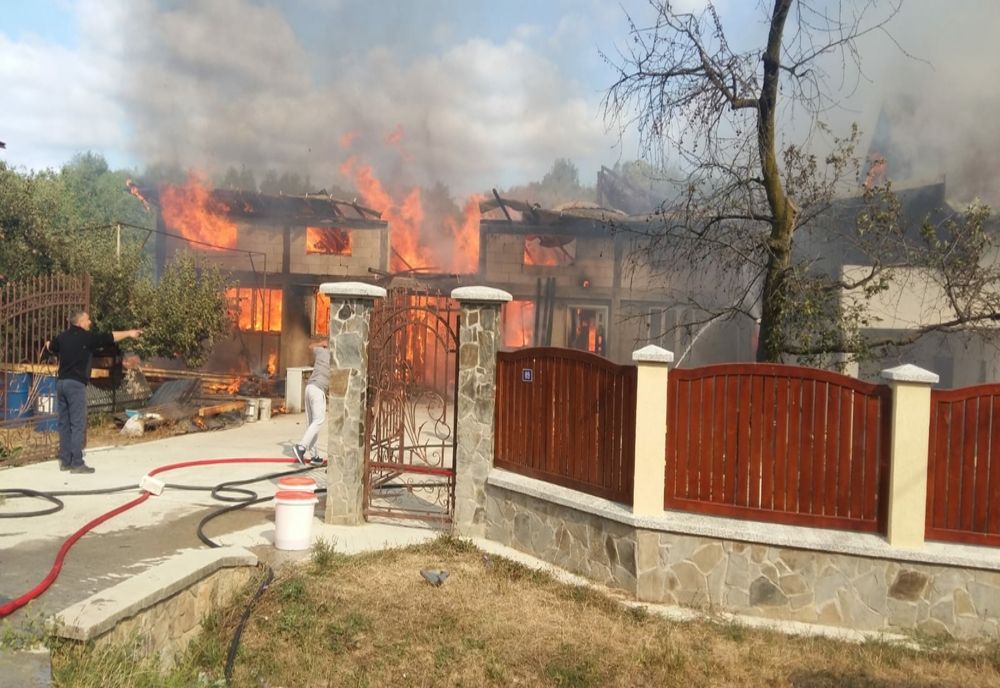 Peste opt ore de luptă cu flacările pentru pompierii botoșăneni și suceveni