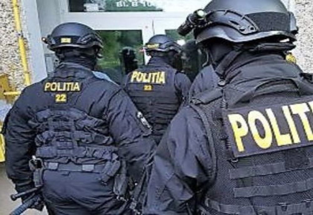 Percheziții la traficanții de droguri