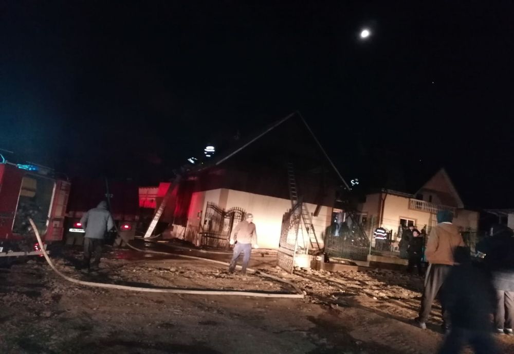 Trei ore de luptă cu flăcările pentru stingerea unui incendiu izbucnit la o gospodărie din Straja