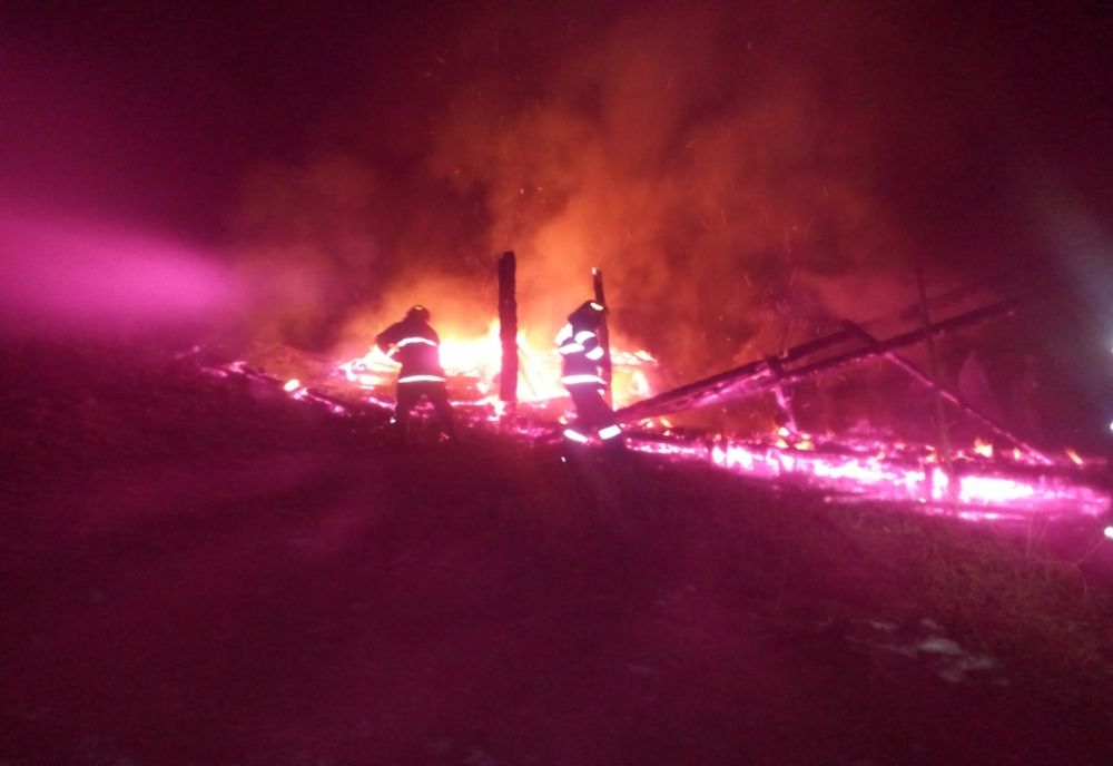 Incendiu violent la gospodărie din Vatra Moldoviței (FOTO)