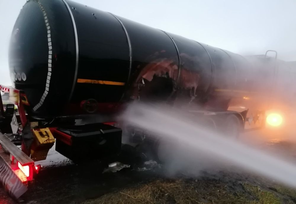 Incendiu la o cisternă încărcată cu bitum!  (FOTO)
