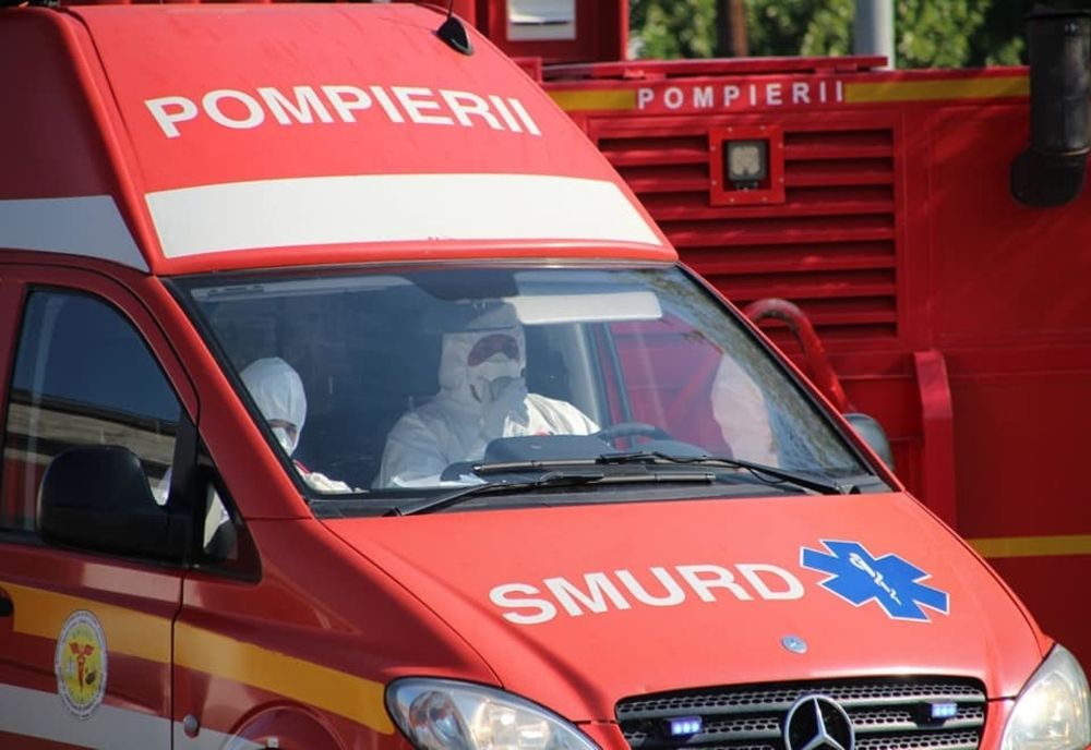 ULTIMĂ ORĂ: Copac căzut peste mașină! O femeie a rămas încarcerată