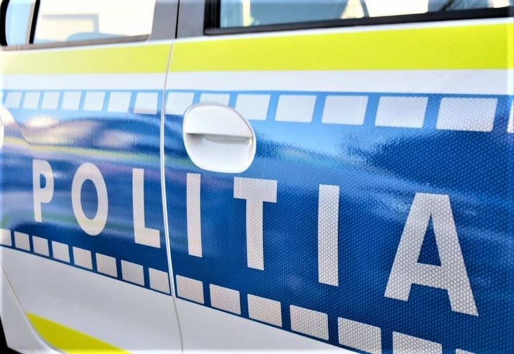 A încercat să evite patrula de poliție și a intrat cu mașina în gard