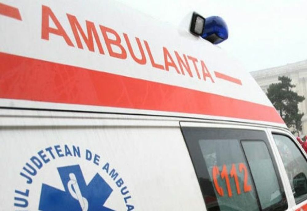 A intrat cu mașina într-un buldo-escavator! Șoferița a ajuns la spital