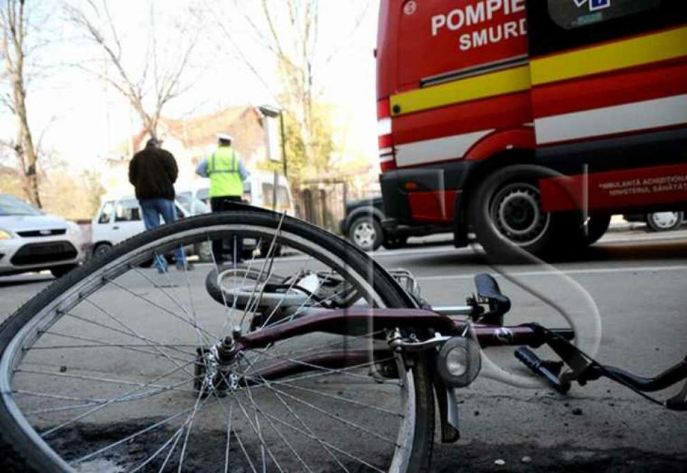Bicciclistă accidentată de un șofer în vârstă de 62 de ani