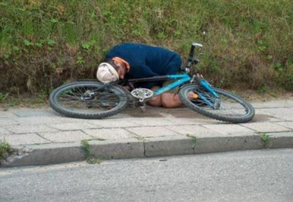 Un bețiv a căzut de pe bicicletă și s-a ales cu dosar penal