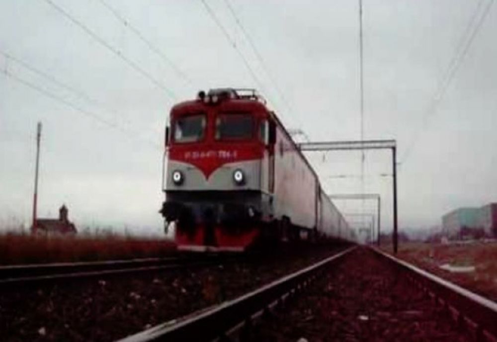 Autoutilitară lovită de tren 
