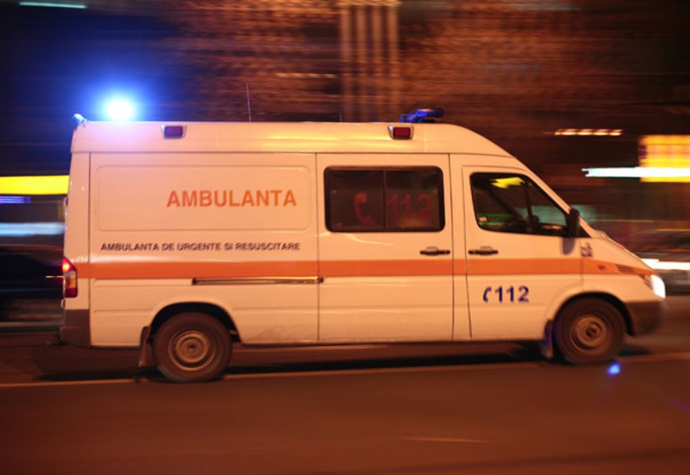 Trei bărbați căzuți într-o râpă, după ce s-a rupt malul râului Suceava 