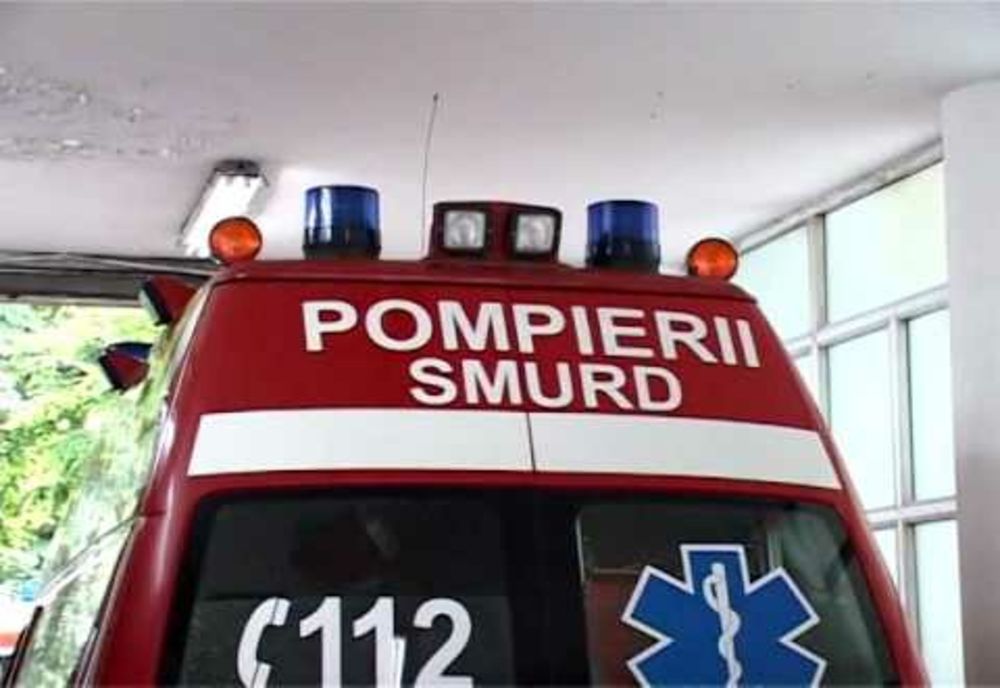 O autoplatformă s-a prăbușit peste un autoturism