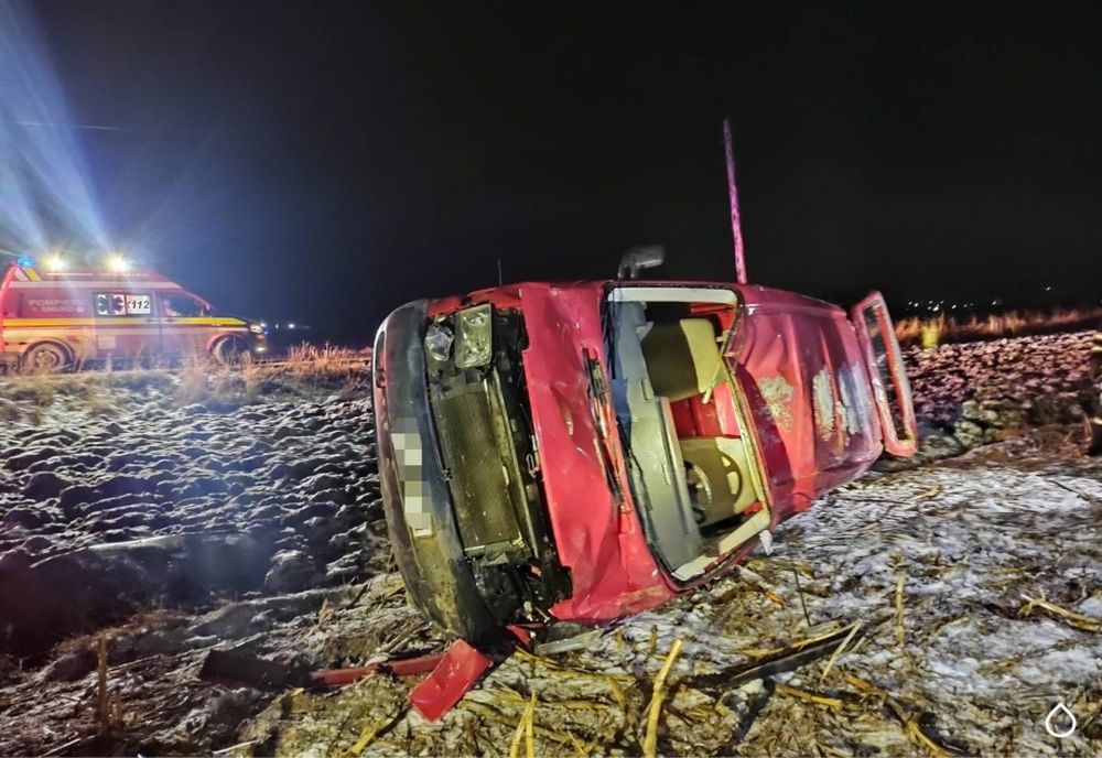 Un tânăr de 22 de ani, grav rănit după ce s-a răsturnat cu autoturismul