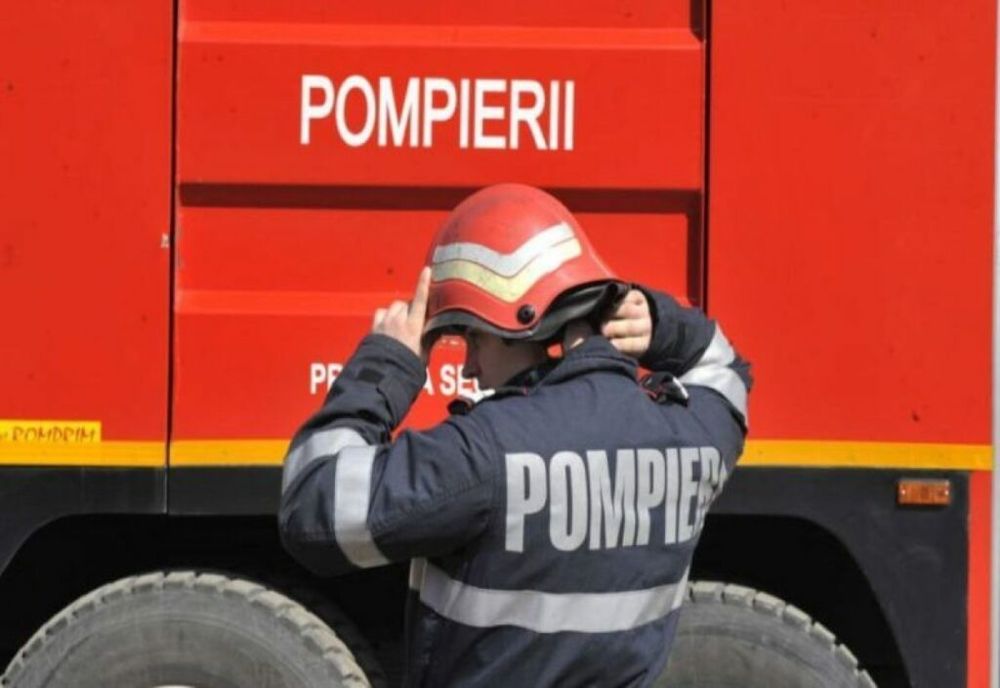 Un bărbat prins sub un mal de pământ, scos de pompieri și transportat la spital