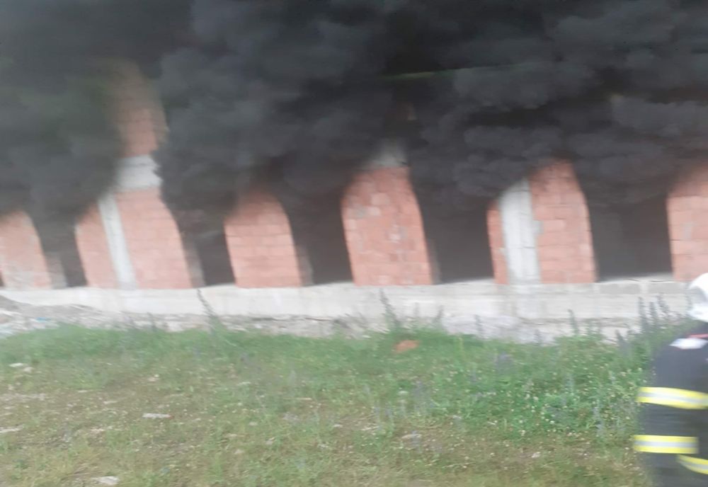 O țigară aruncată la întâmplare a aprins o tibună a stadionului din Putna