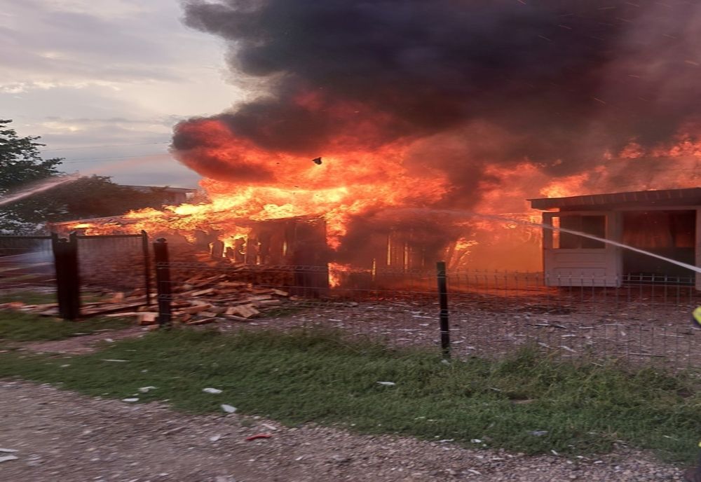 Incendiu VIOLENT în județul Suceava! O femeie a suferit atac de panică