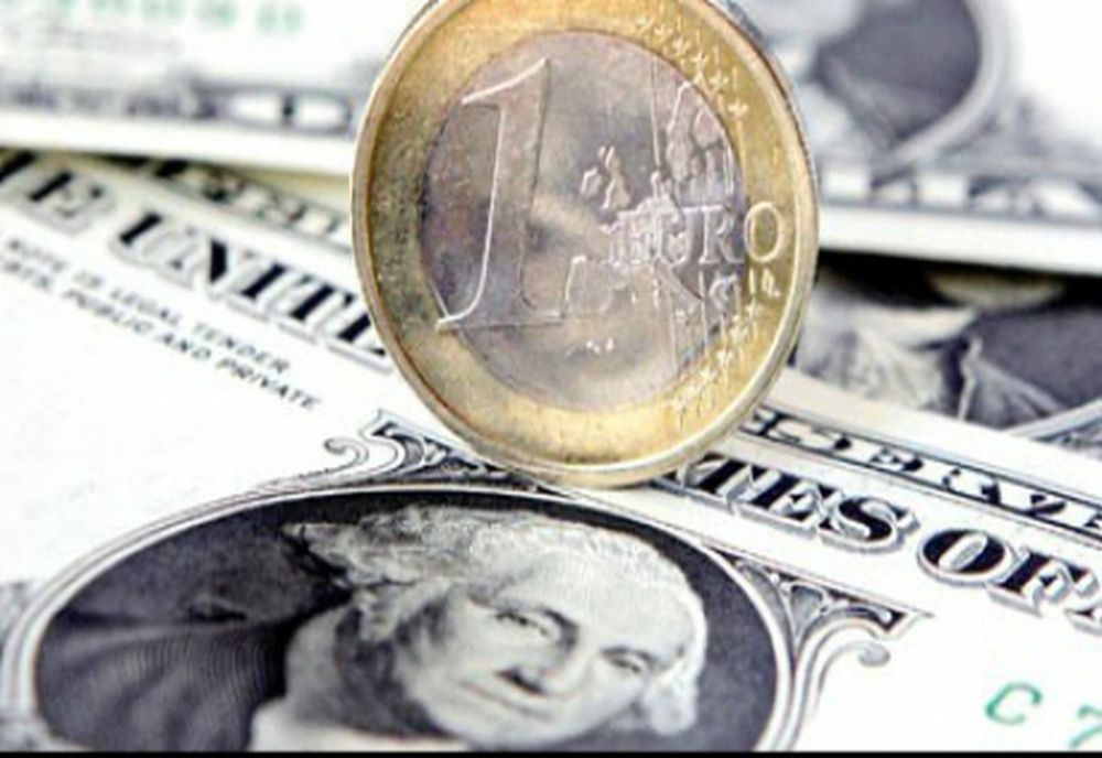 Dolarul american a urcat până la cel mai ridicat nivel din ultimii 20 de ani
