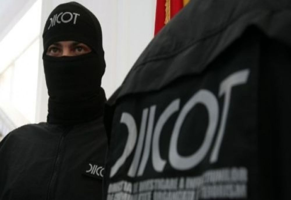 A filmat o minoră de 13 ani și a distribuit imaginile. Bărbatul a ajuns în arest
