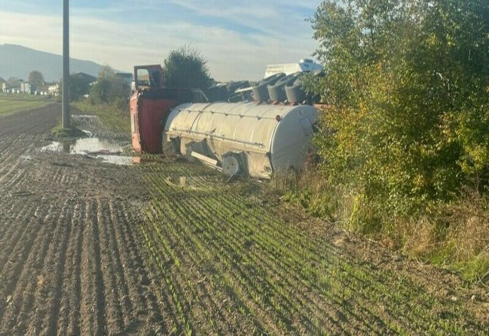 O cisternă încărcată cu vin s-a răsturnat în Suceava