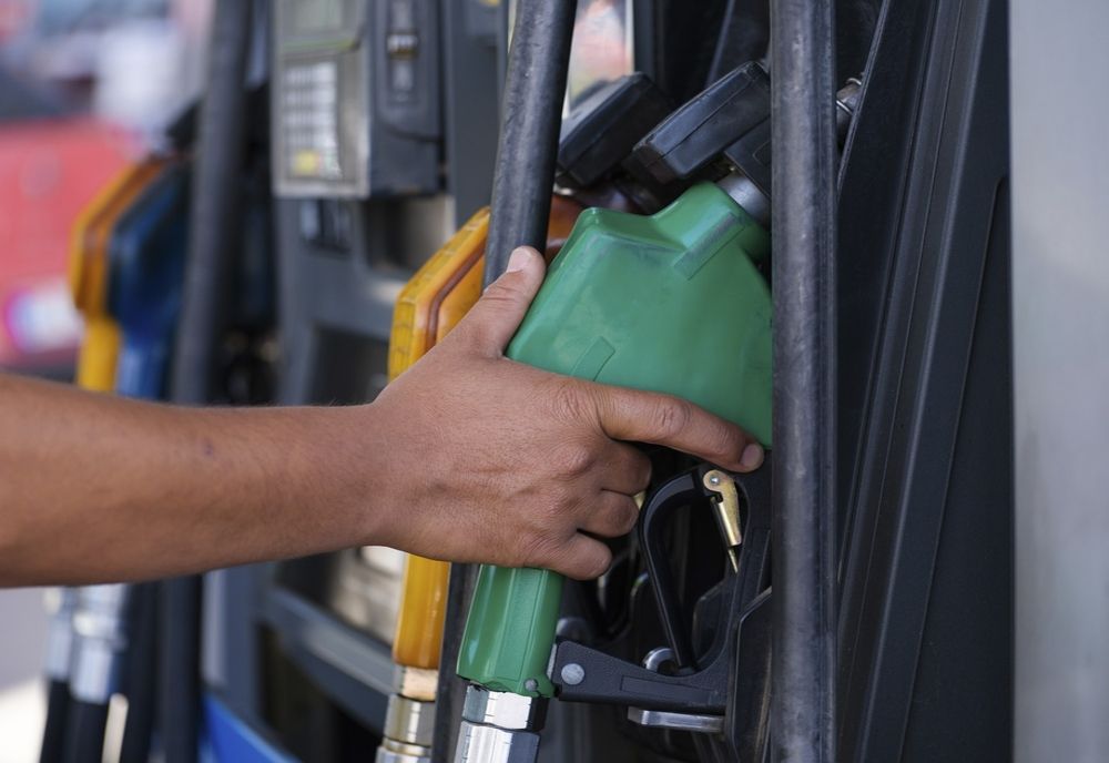 Prețurile carburanților au EXPLODAT din nou. Compensarea de 50 de bani, aproape anihilată de scumpiri