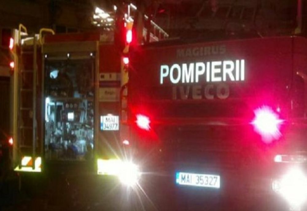 Pompierii suceveni au intervenit cu șase autospeciale de stingere pentru lichidarea unui incendiu izbucnit de la un scurtcircuit