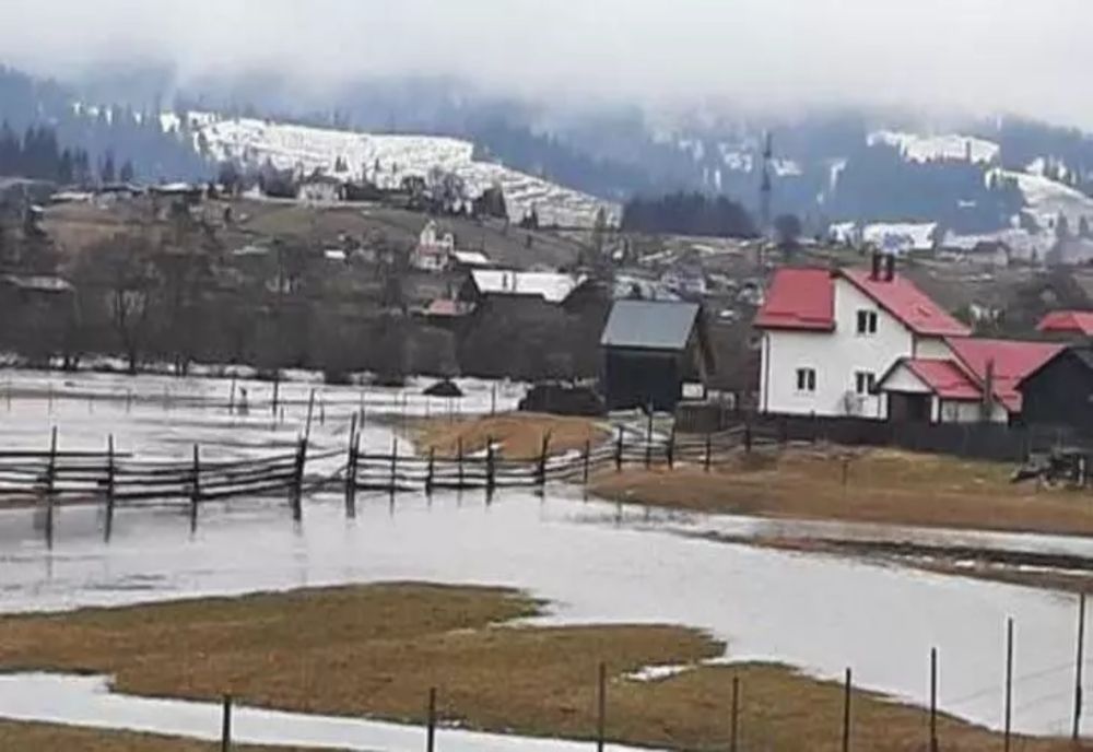 Inundații în Suceava - Un râu a ieșit din matcă - S-au format poduri de gheață pe alte râuri